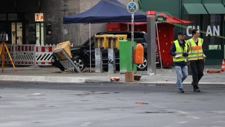 Autorennen in einer Gruppe von Menschen – mehrere Menschen schwer verletzt