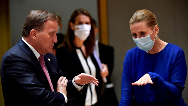 Der Schwede Stefan Lofven spricht mit der Dänen Mette Frederiksen: Der EU-Gipfel hat wieder Verhandlungen aufgenommen.  (Quelle: Reuters / John Thys)