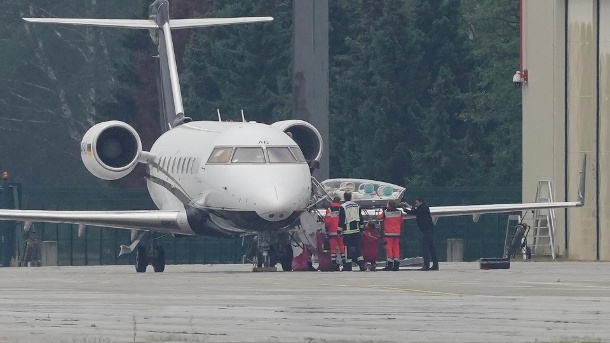 Ein Spezialflugzeug mit dem Kremlkritiker Navalny an Bord steht vor einem Hangar am Flughafen Tegel.  Eine Trage wird aus dem Flugzeug gehoben.  (Quelle: dpa)