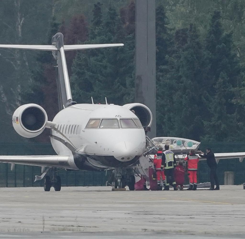 Das Spezialflugzeug mit dem Kremlkritiker Navalny an Bord am Flughafen Tegel