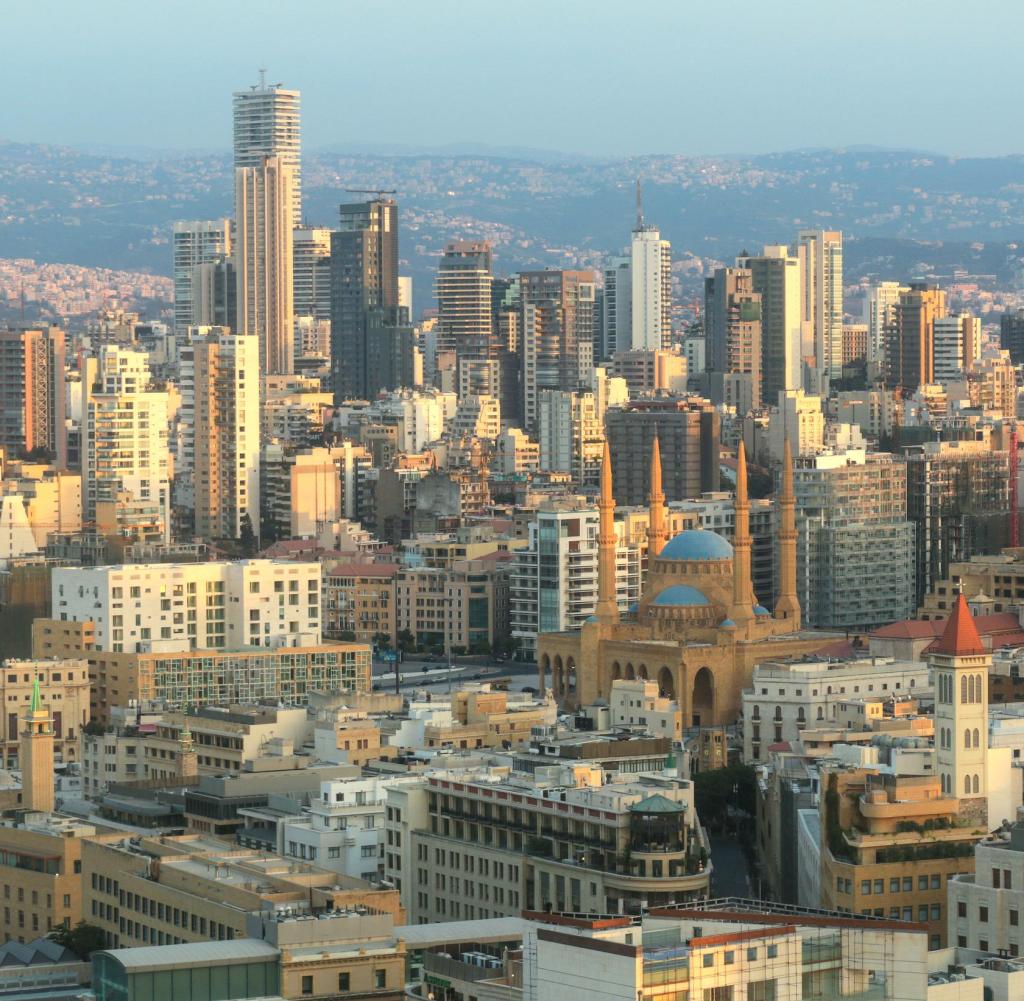 Blick auf Beirut, Libanon, mit Wolkenkratzern, Moscheen und Kirchen.  Die große Moschee ist die Mohammad Al-Amin Moschee, hier auch Blaue Moschee genannt.  Es wurde von 2002 bis 2008 gebaut.  Angrenzend an die Moschee befindet sich die Maronitenkathedrale St. George mit dem neuen Glockenturm.